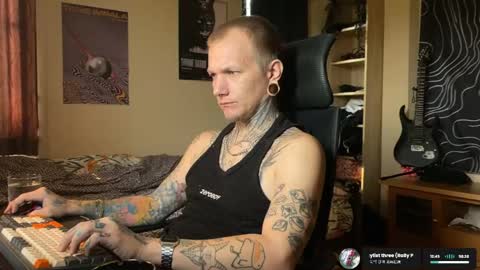 Snapshot of paul_razor chatting on April 5, 2:42 am Paul online show from April 5, 2:42 am