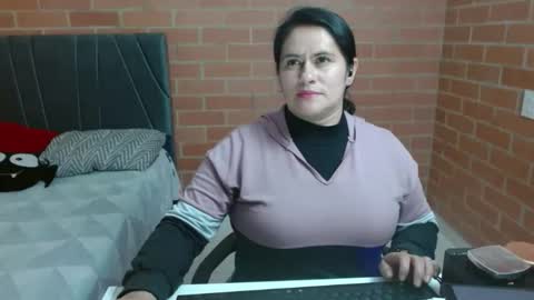 paula__117 online show from May 5, 7:00 pm