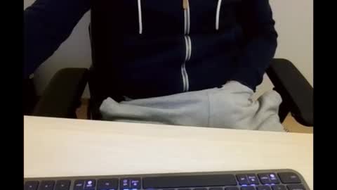 paulbazo83 online show from November 19, 12:05 pm