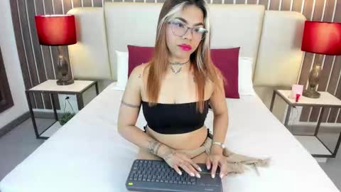 Snapshot of paulette_bustamante chatting on March 28, 7:13 pm paulette_bustamante online show from March 28, 7:13 pm
