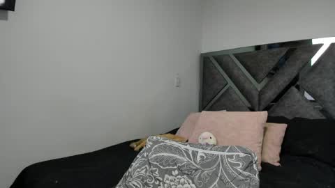 Snapshot of paulina_l chatting on June 22, 10:29 pm Paulina online show from June 22, 10:29 pm