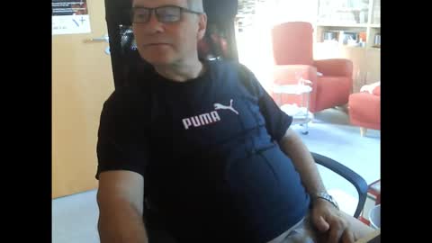 Snapshot of pavlovsdog2006 chatting on November 13, 10:25 am Pavlov aka Peter online show from November 13, 10:25 am