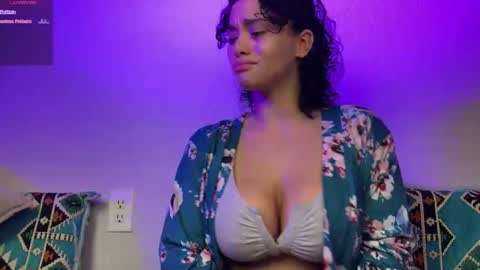 Snapshot of peachsundae chatting on March 5, 5:47 am portiapiers online show from March 5, 5:47 am