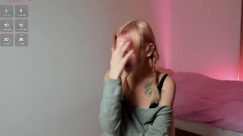 Snapshot of peachyamelia chatting on March 30, 4:52 pm Alice online show from March 30, 4:52 pm