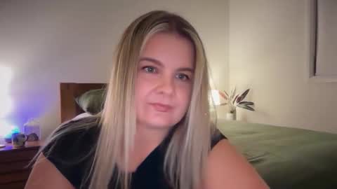 peachyrose_ online show from April 16, 8:15 am