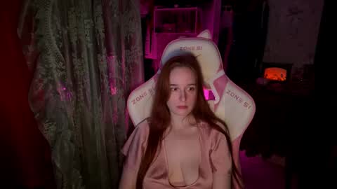 Snapshot of pearlprincess_ chatting on December 5, 4:58 pm Adelina online show from December 5, 4:58 pm