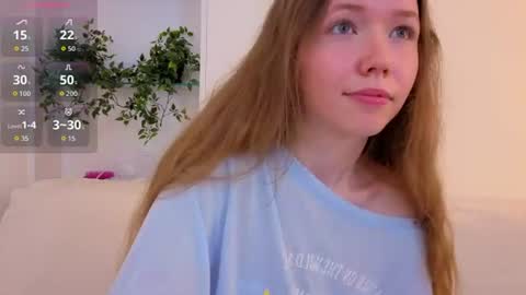 pearly_peach_ online show from August 4, 12:25 am