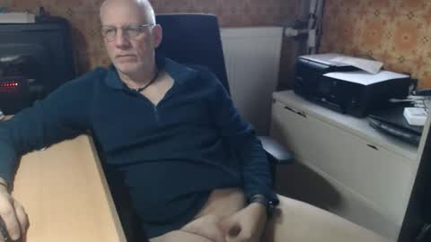 Snapshot of pemue65 chatting on December 3, 9:18 am Pemue65 online show from December 3, 9:18 am