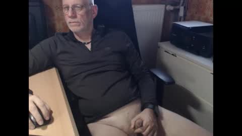 Snapshot of pemue65 chatting on December 15, 8:18 am Pemue65 online show from December 15, 8:18 am