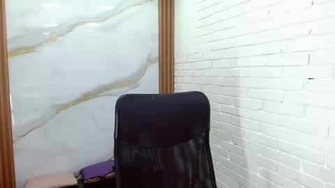 Penelopee Rouse online show from December 14, 7:29 pm