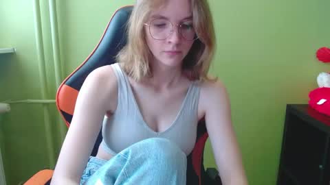 Snapshot of penny_lust chatting on April 15, 6:31 am Penny online show from April 15, 6:31 am