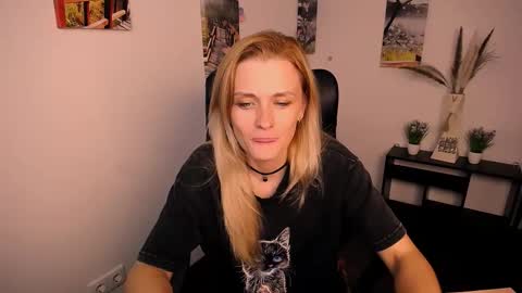 Snapshot of peppymia chatting on September 9, 6:35 am Mia online show from September 9, 6:35 am