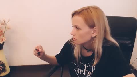 Snapshot of peppymia chatting on September 10, 9:53 am Mia online show from September 10, 9:53 am