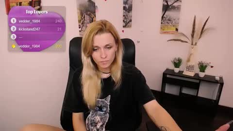 Snapshot of peppymia chatting on September 22, 7:54 am Mia online show from September 22, 7:54 am