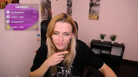 Snapshot of peppymia chatting on September 30, 7:13 am Mia online show from September 30, 7:13 am