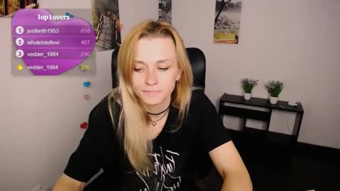 Snapshot of peppymia chatting on October 3, 7:16 am Mia online show from October 3, 7:16 am