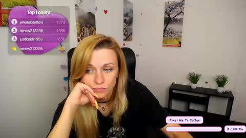 Snapshot of peppymia chatting on October 16, 10:38 am Mia online show from October 16, 10:38 am