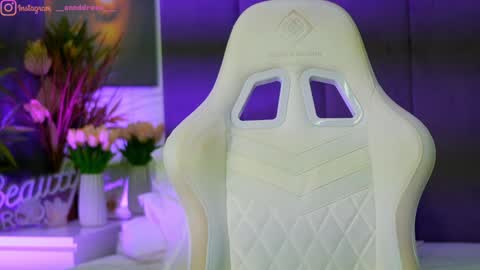 Dee online show from November 11, 2:28 pm