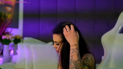 Dee online show from November 20, 3:45 pm