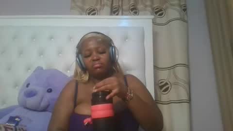 Snapshot of periwinkle20 chatting on April 15, 6:37 pm Taurus online show from April 15, 6:37 pm