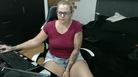 Snapshot of perlagoloza05 chatting on March 4, 2:17 am goloza online show from March 4, 2:17 am