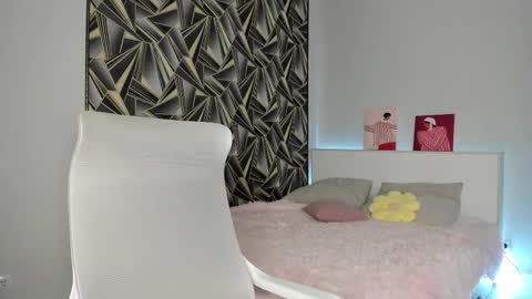 Snapshot of peroona chatting on December 4, 8:23 am Mia online show from December 4, 8:23 am