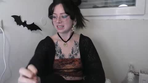 Snapshot of persephones_garden chatting on December 5, 8:23 am Persephone online show from December 5, 8:23 am