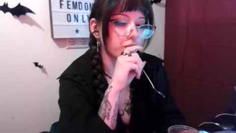 Snapshot of persephones_garden chatting on April 8, 12:05 pm Persephone online show from April 8, 12:05 pm