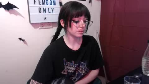 Snapshot of persephones_garden chatting on April 9, 12:10 pm Persephone online show from April 9, 12:10 pm