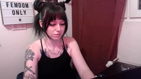 Snapshot of persephones_garden chatting on April 21, 12:11 pm Persephone online show from April 21, 12:11 pm