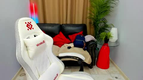 Snapshot of persinaky chatting on May 4, 3:52 pm horror flying on the wings of the night.... online show from May 4, 3:52 pm