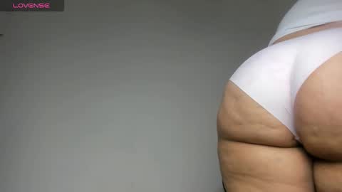 Snapshot of pervertt_mommy chatting on October 28, 9:28 pm Alexandra online show from October 28, 9:28 pm