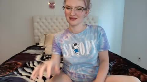 Snapshot of petite_cupcake chatting on July 7, 5:28 pm Little cupcake online show from July 7, 5:28 pm