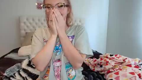 Snapshot of petite_cupcake chatting on July 17, 6:24 pm Little cupcake online show from July 17, 6:24 pm