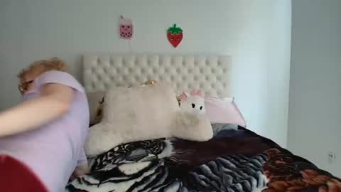 Snapshot of petite_cupcake chatting on July 31, 6:18 pm Little cupcake online show from July 31, 6:18 pm