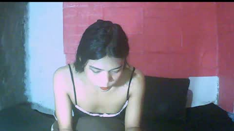 Snapshot of petite_jzee chatting on January 4, 8:49 am jzee online show from January 4, 8:49 am