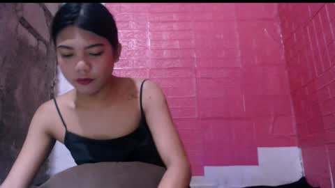 Snapshot of petite_jzee chatting on January 27, 12:22 am jzee online show from January 27, 12:22 am