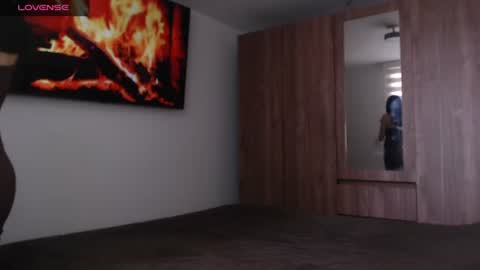 Snapshot of petite_linda chatting on June 24, 7:24 pm Linda online show from June 24, 7:24 pm