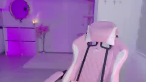 Snapshot of petite_marie_ chatting on June 19, 1:54 am petite_marie_ online show from June 19, 1:54 am