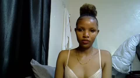 petite_melinda online show from June 11, 2:53 am