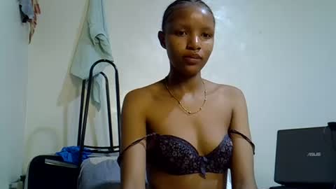 Snapshot of petite_melinda chatting on June 20, 2:47 am petite_melinda online show from June 20, 2:47 am