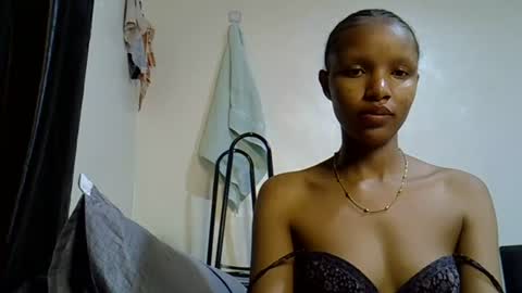Snapshot of petite_melinda chatting on June 20, 4:21 pm petite_melinda online show from June 20, 4:21 pm