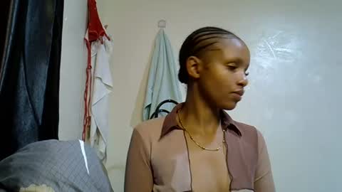 Snapshot of petite_melinda chatting on June 22, 4:09 am petite_melinda online show from June 22, 4:09 am