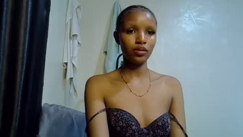 Snapshot of petite_melinda chatting on June 22, 10:18 pm petite_melinda online show from June 22, 10:18 pm