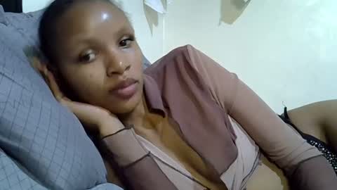 Snapshot of petite_melinda chatting on June 27, 10:37 pm petite_melinda online show from June 27, 10:37 pm