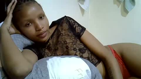 Snapshot of petite_melinda chatting on June 29, 10:32 pm petite_melinda online show from June 29, 10:32 pm