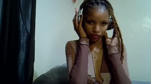 Snapshot of petite_melinda chatting on July 13, 6:22 pm petite_melinda online show from July 13, 6:22 pm