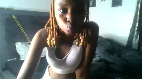 Snapshot of petite_queen69 chatting on June 12, 10:52 pm petite_queen69 online show from June 12, 10:52 pm