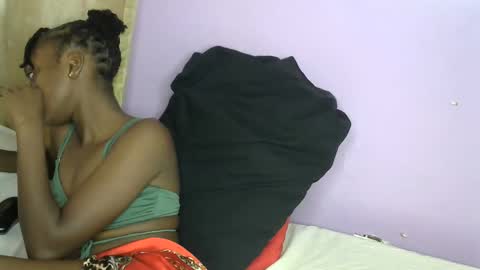 Snapshot of petite_star2 chatting on November 10, 10:36 am petite_star2 online show from November 10, 10:36 am