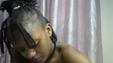 Snapshot of petite_star2 chatting on November 29, 11:24 am petite_star2 online show from November 29, 11:24 am